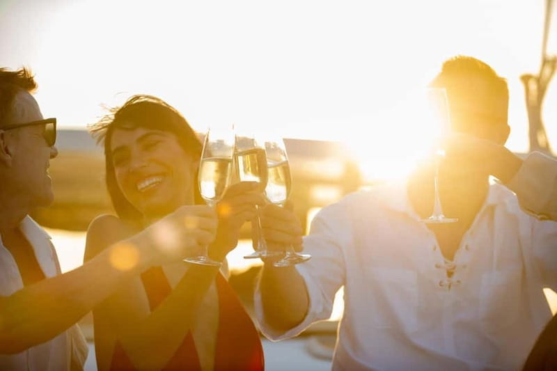 Amalfi: Amalfi Coast and Positano Sunset Cruise with Drinks - Photo help and golden hour: how the crew turns scenery into keepsakes