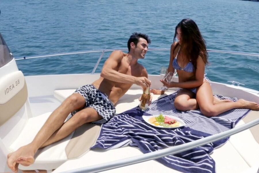 Amalfi: boat rental no license - The Capelli/Idea 58: size, seating, and what “comfortable” means here