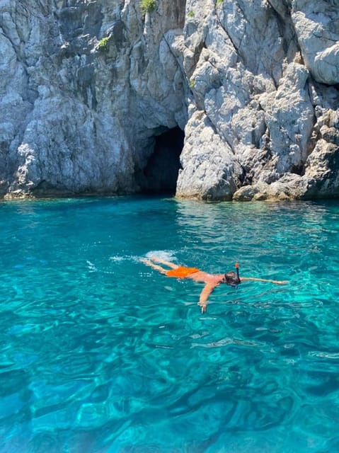 Capri: 3-Hour Private Boat Tour with Blue Grotto Visit - A 3-hour private Capri boat ride, with the Blue Grotto gamble