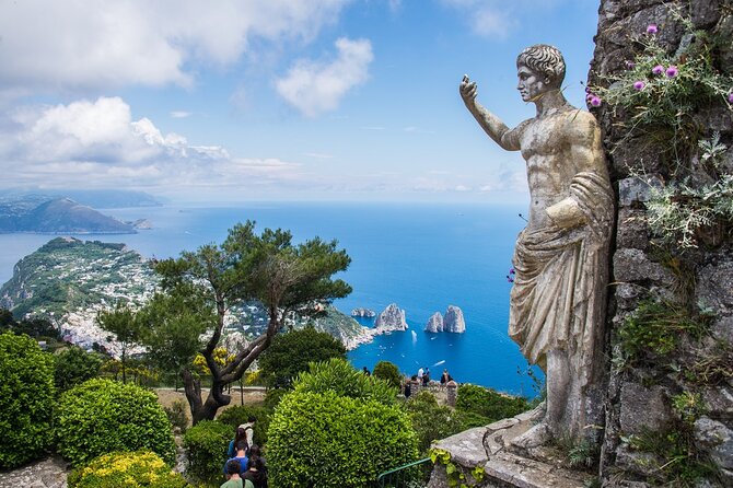Capri Boat and Walking - Local transport and the small group effect in a crowded harbor