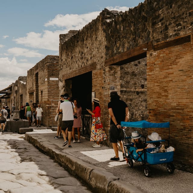 Discover Pompeii: Spanish Walking Tour of the Buried City - The Spanish Pompeii Guide: Why the Tour Feels Human