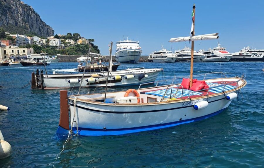 Esperienza Privata a Capri in Barca con Gozzo Classico 3H - Cave strategy: Azzurra gets about 10 minutes, Blue Grotto is separate