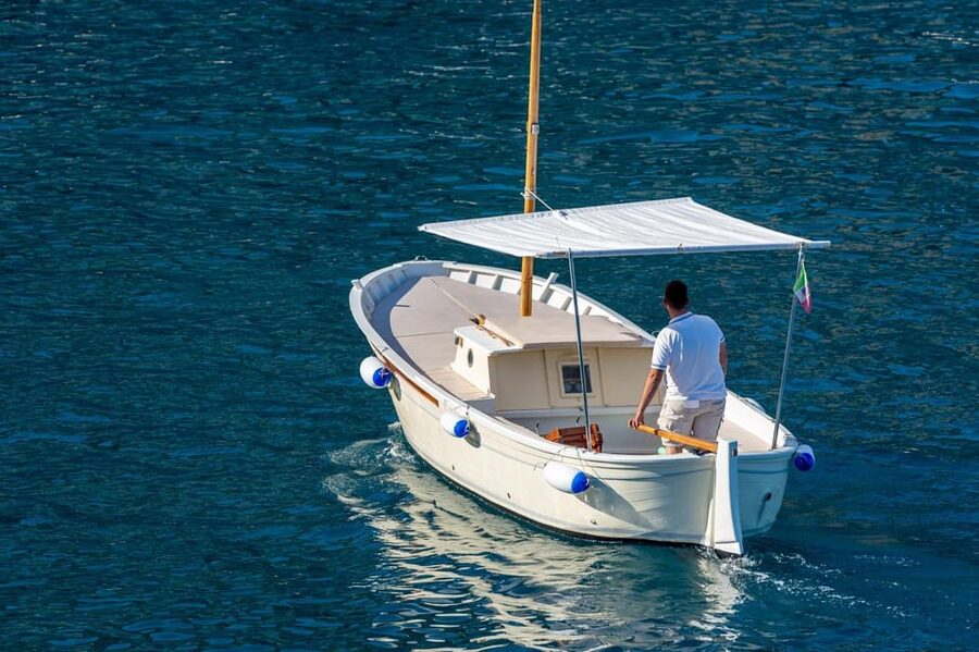 From Amalfi: Amalfi - Positano - Coast boat tour - On-board comfort and inclusions you’ll actually use