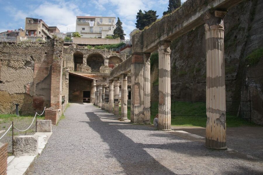From Naples or Herculaneum: Half-Day Tour in Herculaneum - Why Herculaneum feels different from Pompeii