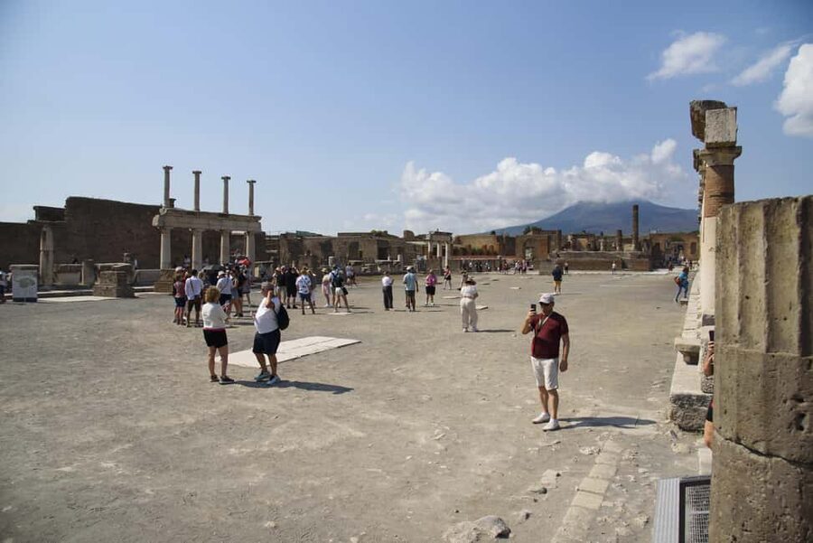 From Naples: Pompeii and Vesuvius Guided Day Trip with Lunch - The Pompeii stops that make the guide worth it