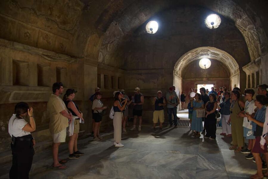 From Naples: Pompeii and Vesuvius Guided Day Trip with Lunch - English guides and the value of a real explanation