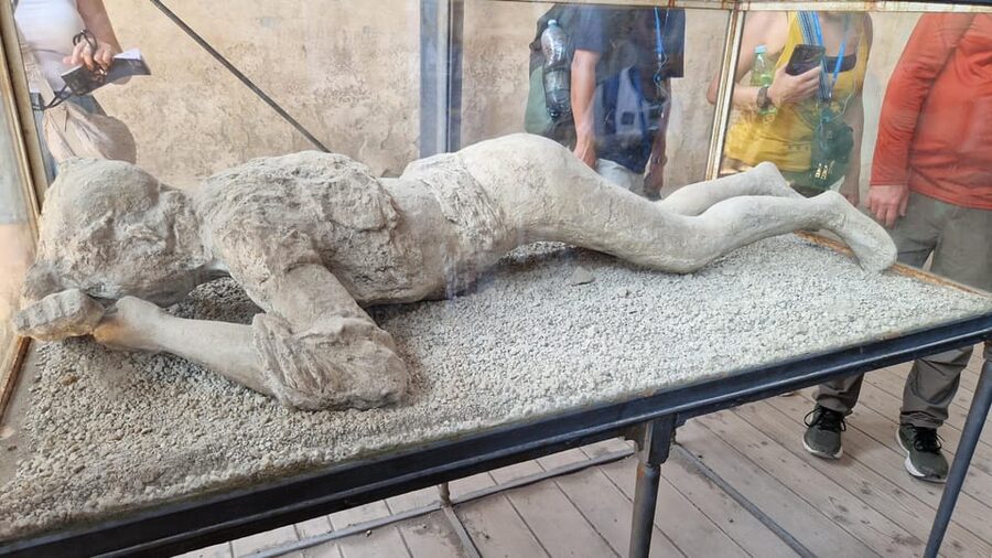 From Naples: Pompeii & Sorrento Shore Excursion with Lunch - Pizza lunch with a drink: why this stop is more than just food