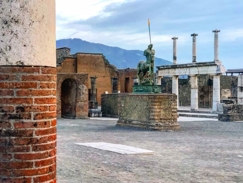From Sorrento: Pompeii Guided Tour small group - Pompeii, but with a guide that helps you read the ruins
