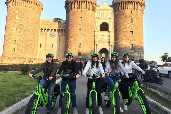 Guided tour of Naples by FAT electric bike - Stop 1: Lungomare Caracciolo and the sea front rhythm