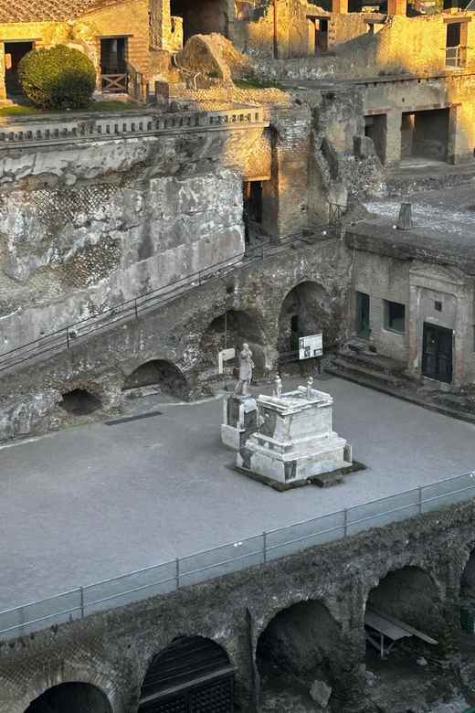 Herculaneum - Small Group Tour (admission included) - Typical Roman daily life, from painted rooms to wealthy house details