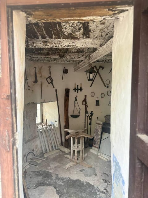 Maiori: Hiking Tour to A Lemon Farm with Lemon Tastings - Walking Past Landmarks, Then Toward the Lemon Gardens and Ancient Washhouse