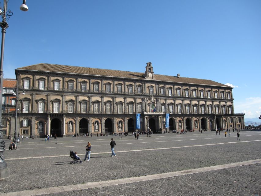 Naples: City and Street Food Market - Piazza Municipio and Maschio Angioino: the Naples “starter pack”