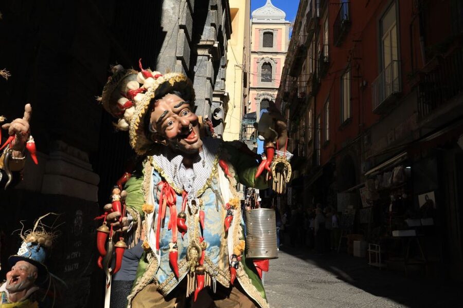 Naples: Culture & Street Food with a Local Guide - Via Toledo and the pizza wallet moment