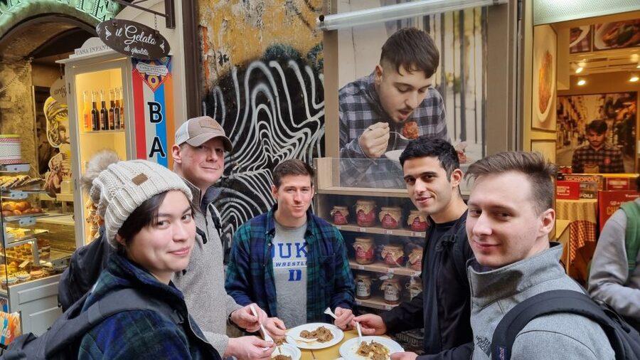 Naples: Food Tour with Davide - Pizza time: fried pizza and classic varieties