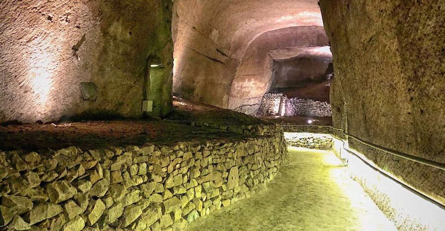 Naples: LAPIS Museum Guided Visit in Italian - The underground route: the Submerged Decumanus and restored cisterns
