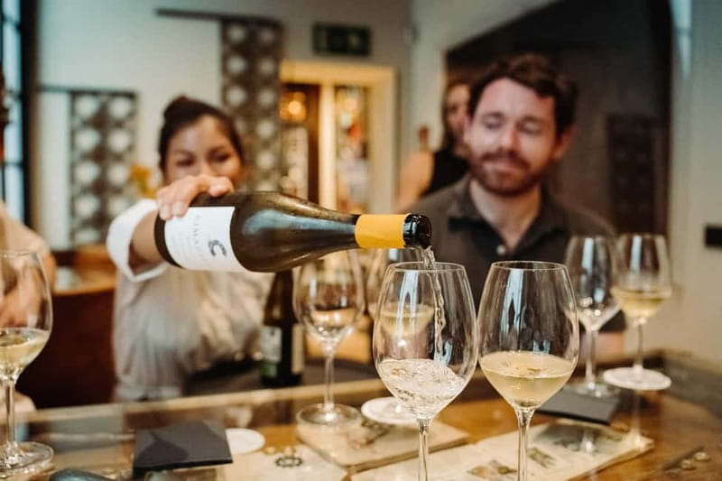 Naples: Pasta, Wine & Authentic Food Tour - Castel dell’Ovo Dinner: Pasta You Sit Down For, Plus a Final Toast