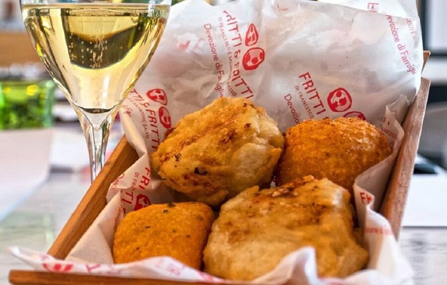 Naples: Pizza tasting gourmet experience - Fried Neapolitan snacks, from crocchè to baccalà and arancini
