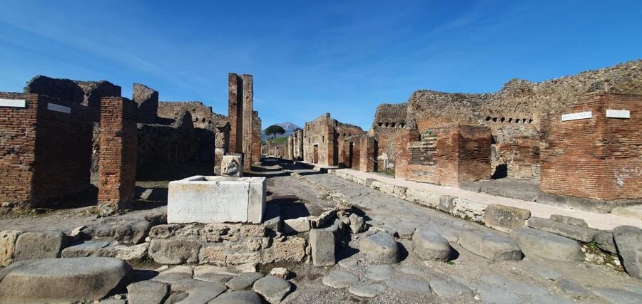 Naples: Pompeii & Mt. Vesuvius Day Trip with Tickets & Lunch - Guides, pacing, and the small-group advantage