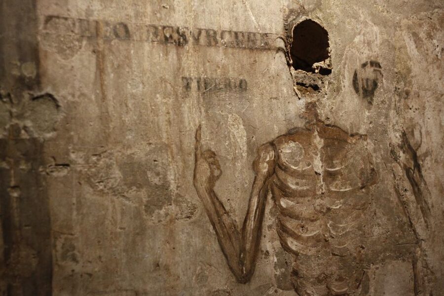 Naples: San Gaudioso Catacombs Guided Tour - The Macabre Details: Skull Displays and How the Ambulatory Was Used