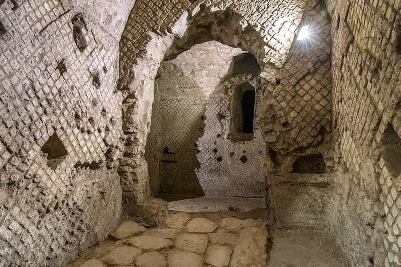 Naples: San Lorenzo Maggiore and Neapolis Sotterrata Ticket - Descending to Neapolis Sotterrata: ancient roads and the Macellum