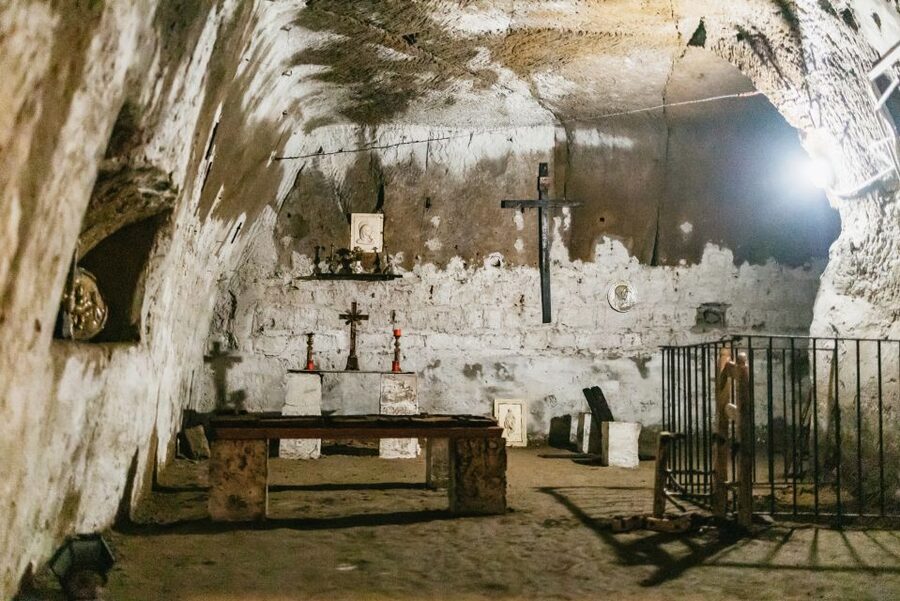 Naples: Spanish Quarters Underground Guided Tour - Going 40 M Below Street Level: What the Underground Naples Walk Feels Like