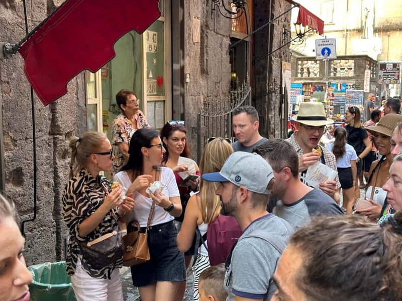 Naples: Street Food and Guided Sightseeing Walking Tour - Neapolitan street food tastings: how to eat well on a 2.5-hour walk
