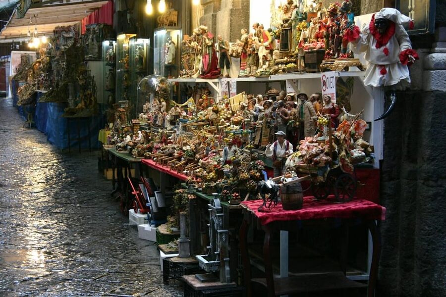 Naples Top Sights & Underground small group tour - Spaccanapoli: street life with a guide pointing out what counts