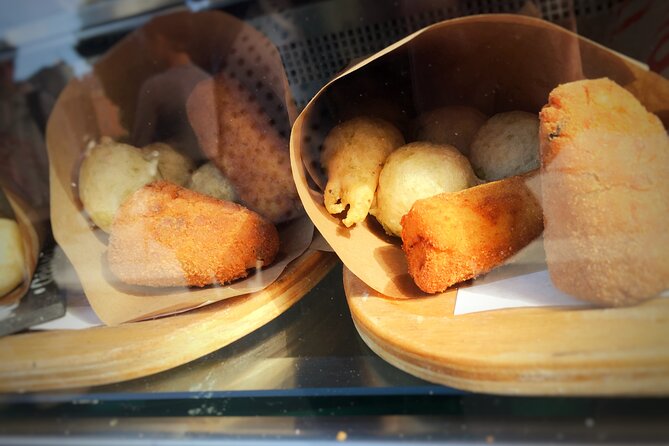Naples' Ultimate Street Food Tour - Small Group by Do Eat Better - Via dei Tribunali Pizza a Portafoglio, Folded for Walking
