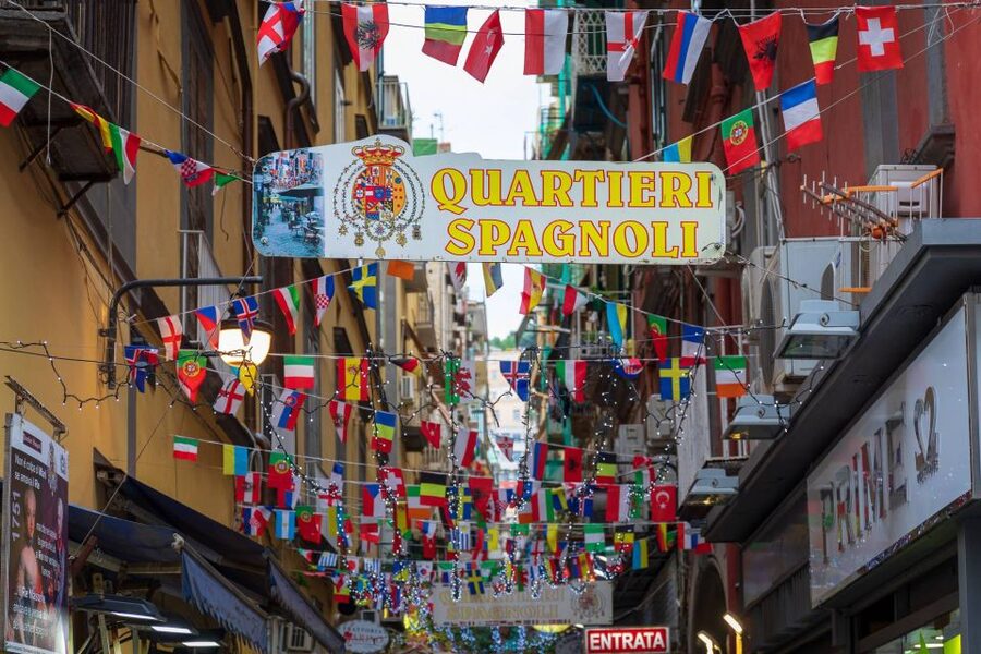 Naples: walk to Naples with local guide - Food and drink moments: pizza pocket and espresso the Neapolitan way
