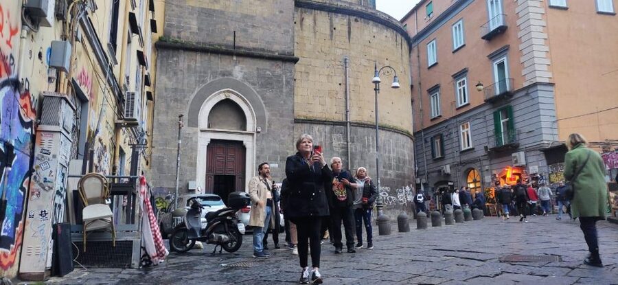 Naples Walking Tour: Old Town and Spaccanapoli - Spaccanapoli as the city’s spine: real life on narrow streets