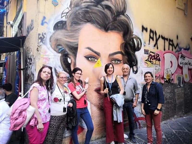 Napoli centro storico - tour in Italiano - Via San Gregorio Armeno cribs street, and how to see it like a local