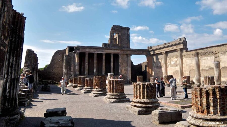 Pompei tickets and Audioguide in the office - Picking up your Pompeii ticket and audioguide at QUO VADIS TOUR