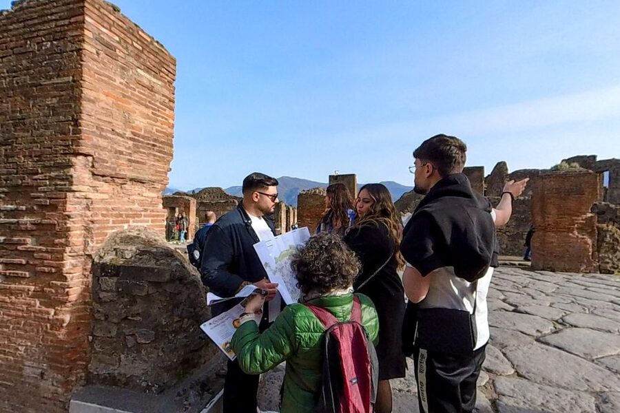 Pompeii: 2 Hours Skip the Line Visit with a Licensed Guide - Ancient houses, artisan workshops, markets, and frescoes