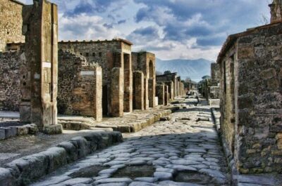 Entry Ticket & Guided Tour with an Expert Historian