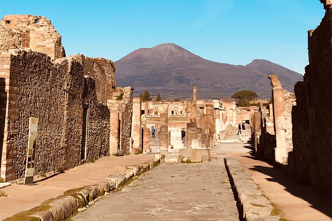 PompeiI Exclusive Tour with your Archaeologist in a Small Group - What the best guides do with the ruins: clear answers and real reasoning
