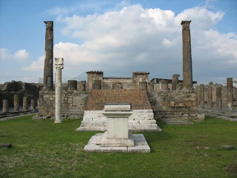 Pompeii: Group Tour with an Archeologist Guide - Why Pompeii feels different with a professional archaeologist guide