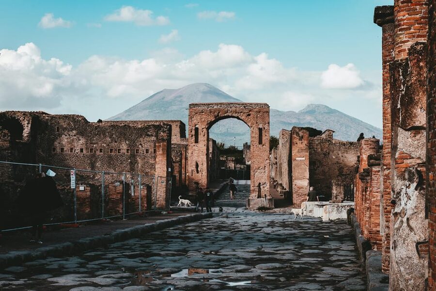 Pompeii Guided Experience - Tour Service Only - Meeting point at Hortus Restaurant, green sign, and how to avoid stress