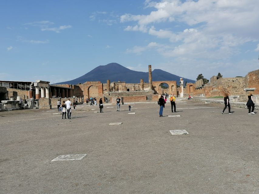 Pompeii: Guided Tour with Archaeologist with max. 12 People - Getting Oriented Fast: Starting at Suisse Restaurant and Entering Pompeii