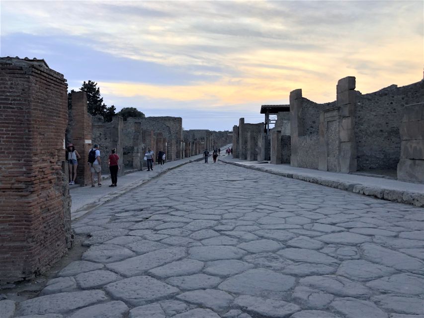 Pompeii: Highlights Guided Walking Tour - Guides bring the “aha” moments, from Frankie to Francesco