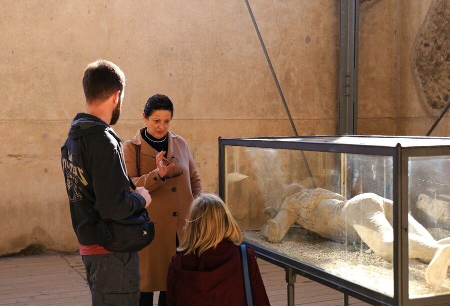 Pompeii: Skip-the-Line Tickets and Tour with Archaeologist - Meeting at Coffee Shop Vittoria, then heading straight for the action