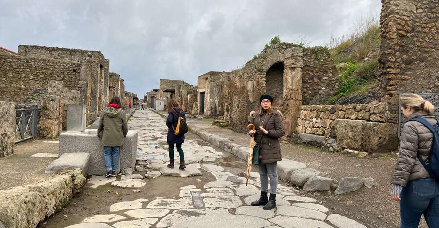 Pompeii: Small-Group Guided Tour with Skip-the-Line Ticket - Meeting Point by Piazza Anfiteatro: How to Find Your Guide