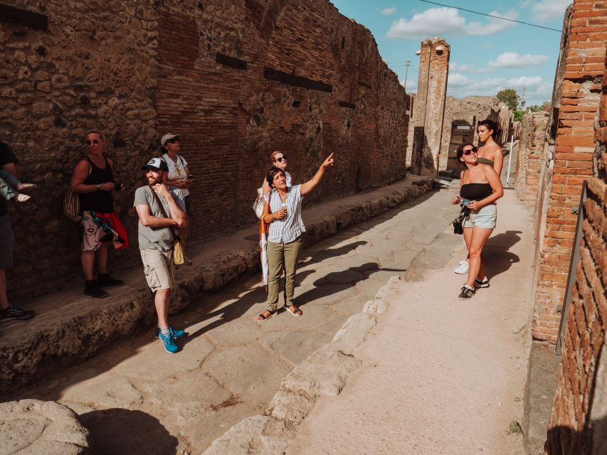 Pompeii: Small-Group Tour of Pompeii and Herculaneum - What makes the guides so important here