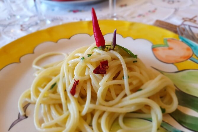 Positano Spaghetti experience - Three spaghetti styles: cherry tomatoes, lemon, and local chili heat