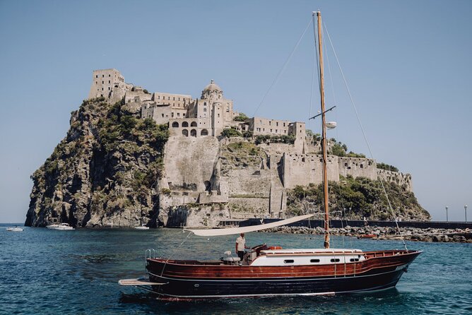 Tour of the island of Ischia in schooner - A realistic view of the 7-hour sailing rhythm