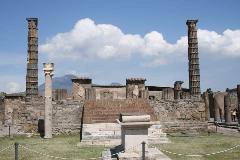 TRAMVIA -Da Naples: Pompei Ruins and Vesuvio Transfer by Bus - What you get on board: assistant support, languages, and what a guide is not included